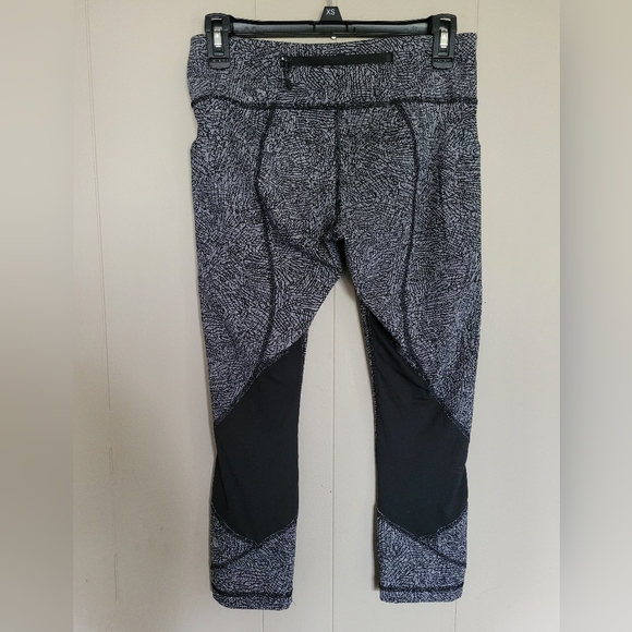 NWOT Lululemon Pace Rival Crop, 6, Line Up White/Black, matching bra listed - Picture 9 of 14